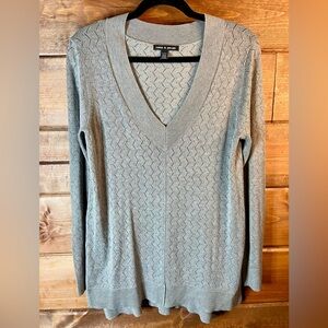Cable & Gauge Women's V-Neck Long Sleeve in Light Gray Medium